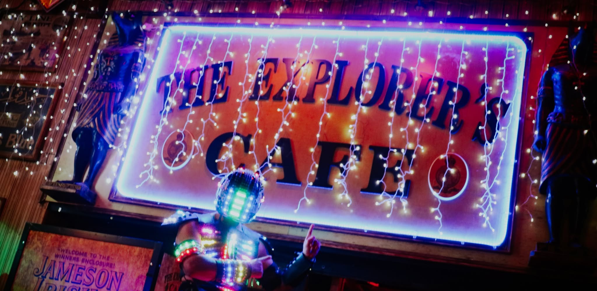 Cartel de neón de The Explorer's Cafe