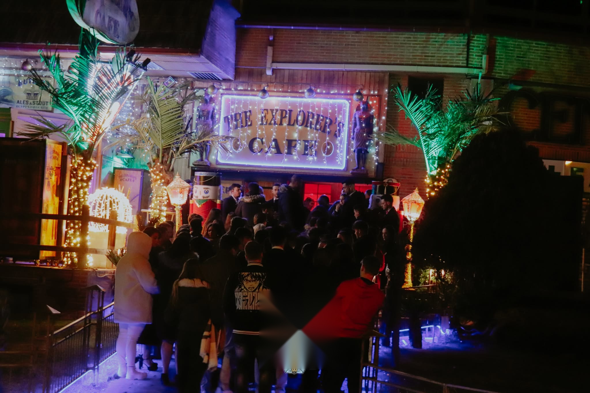 Entrada de The Explorer's Cafe entre palmeras